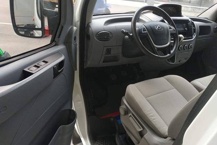 Used SAIC MAXUS Xintu V80 2023 2.0T Manual Classic City Delivery King Short Wheelbase Mid-Roof 3-Seater Interior 3