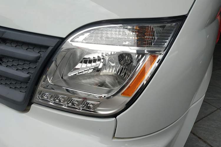 Used SAIC MAXUS Xintu V80 2023 2.0T Manual Classic City Delivery King Short Wheelbase Mid-Roof 3-Seater Left Front Headlight