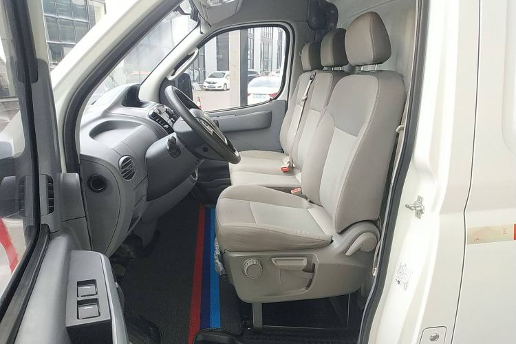 Used SAIC MAXUS Xintu V80 2023 2.0T Manual Classic City Delivery King Short Wheelbase Mid-Roof 3-Seater Left Front Seat