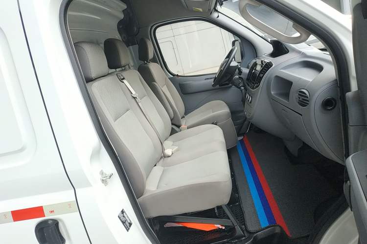 Used SAIC MAXUS Xintu V80 2023 2.0T Manual Classic City Delivery King Short Wheelbase Mid-Roof 3-Seater Right Front Seat