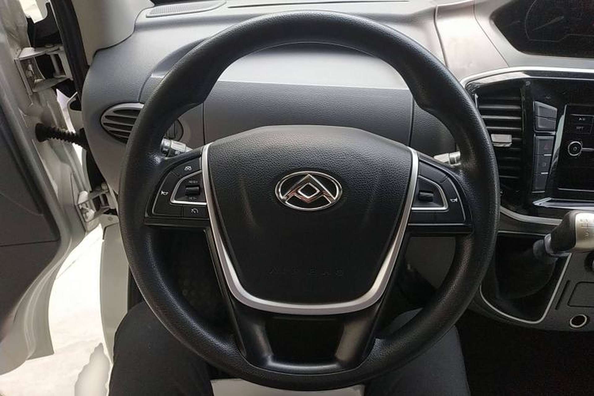 Used SAIC MAXUS Xintu V80 2023 2.0T Manual Classic City Delivery King Short Wheelbase Mid-Roof 3-Seater Steering Wheel