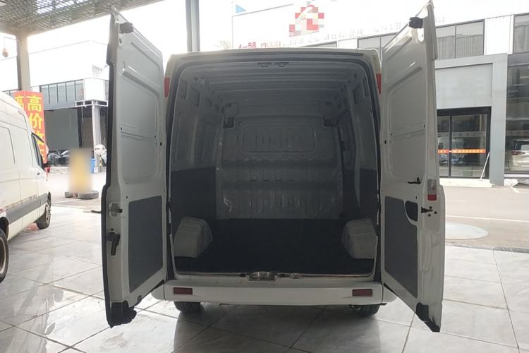 Used SAIC MAXUS Xintu V80 2023 2.0T Manual Classic City Delivery King Short Wheelbase Mid-Roof 3-Seater Trunk
