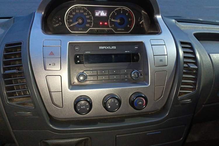 Used SAIC MAXUS Xintu V80 2011 2.5T Short Wheelbase Mid-Roof Yunjie Edition Audio And AC Panel