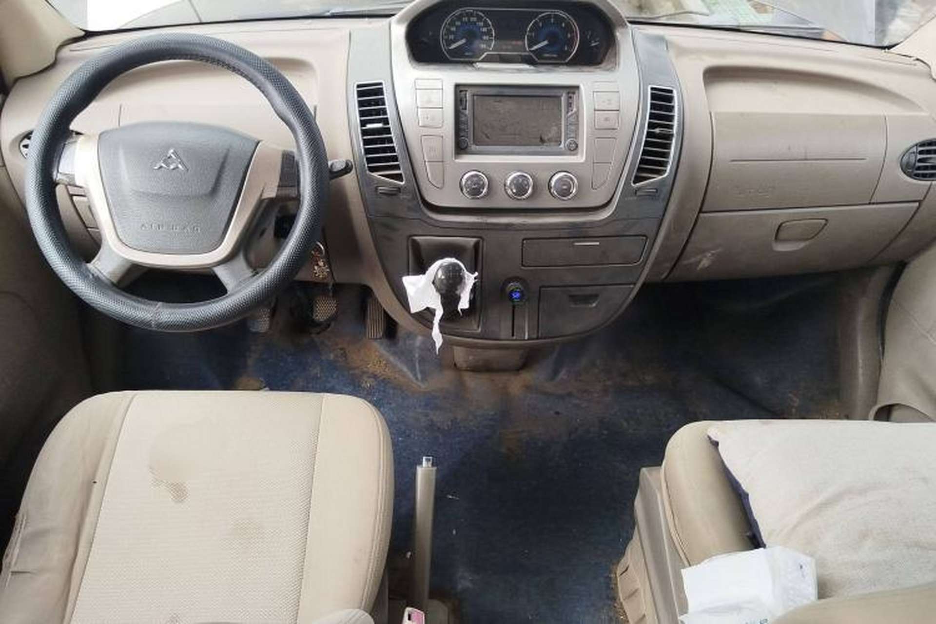 Used SAIC MAXUS Xintu V80 2011 2.5T Short Wheelbase Mid-Roof Yunjie Edition Center Console