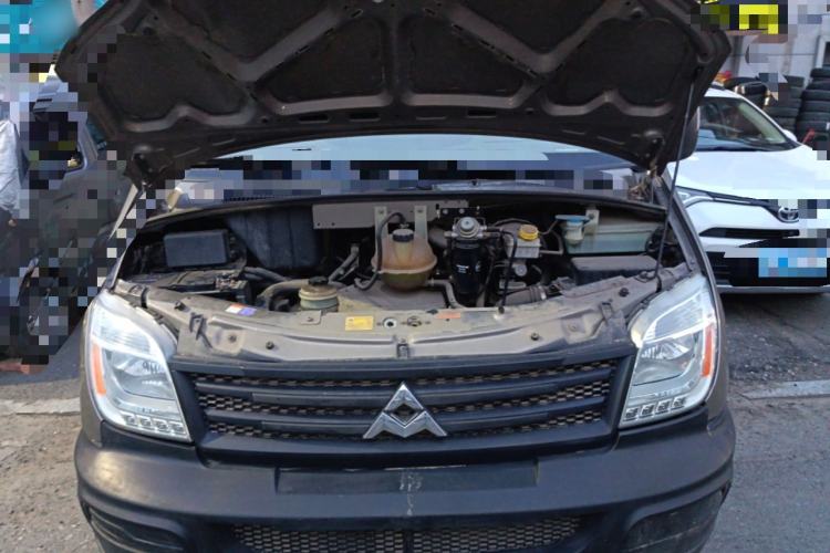 Used SAIC MAXUS Xintu V80 2011 2.5T Short Wheelbase Mid-Roof Yunjie Edition Engine Bay