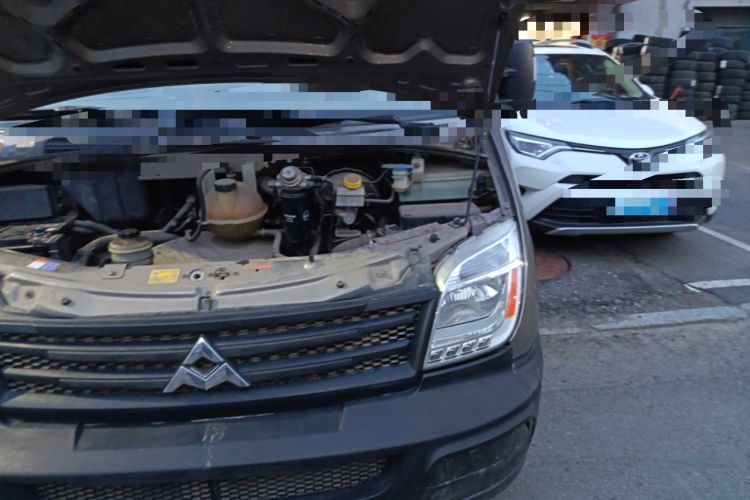 Used SAIC MAXUS Xintu V80 2011 2.5T Short Wheelbase Mid-Roof Yunjie Edition Engine Bay Left