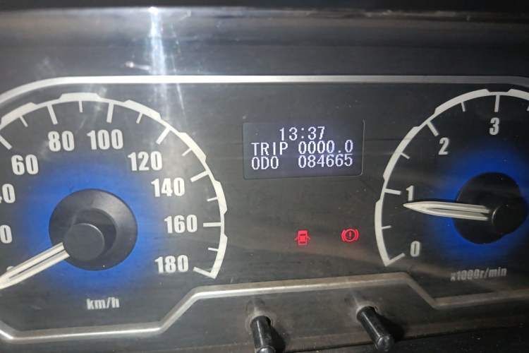 Used SAIC MAXUS Xintu V80 2011 2.5T Short Wheelbase Mid-Roof Yunjie Edition Odometer Close Up
