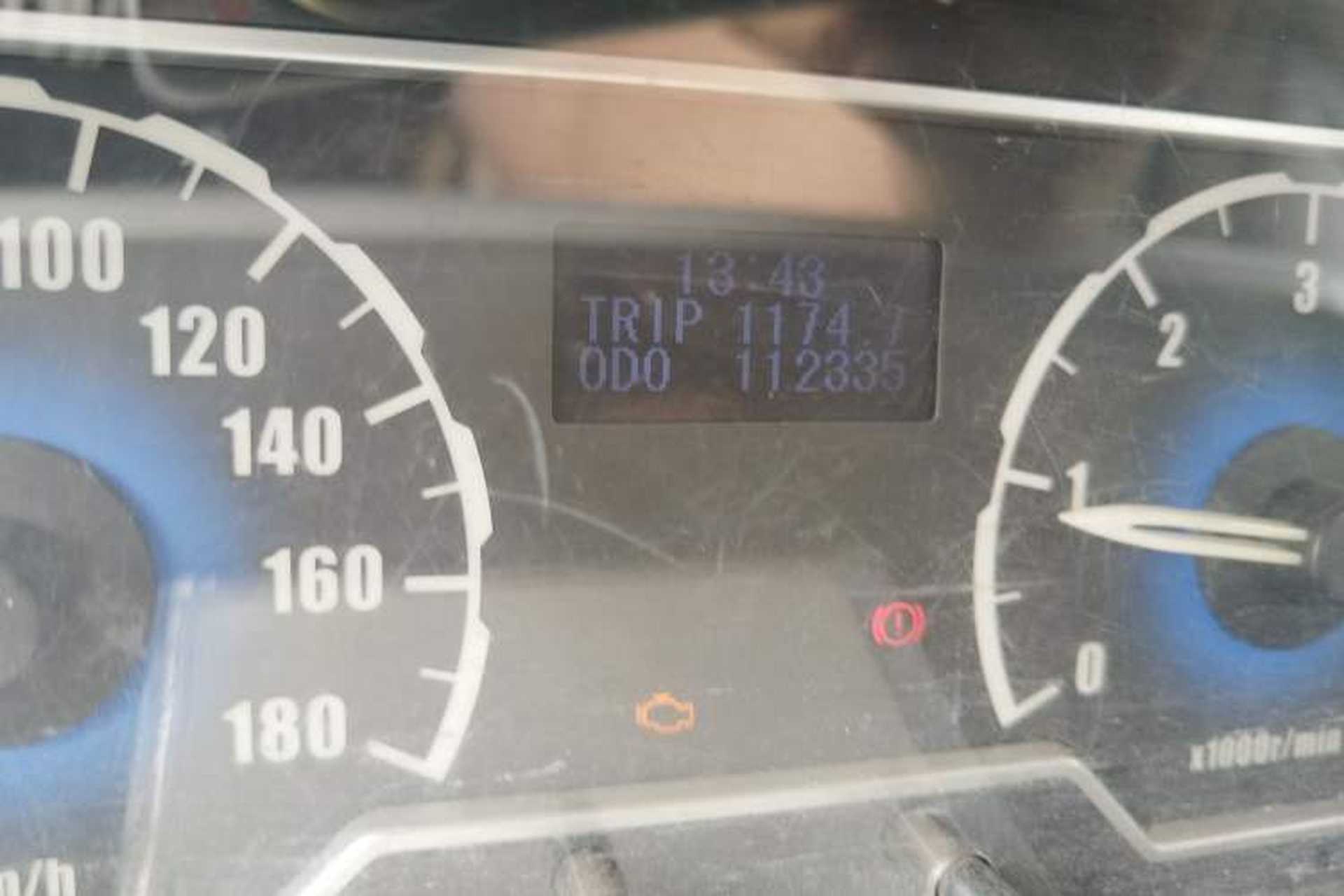 Used SAIC MAXUS Xintu V80 2011 2.5T Short Wheelbase Mid-Roof Yunjie Edition Odometer Close Up