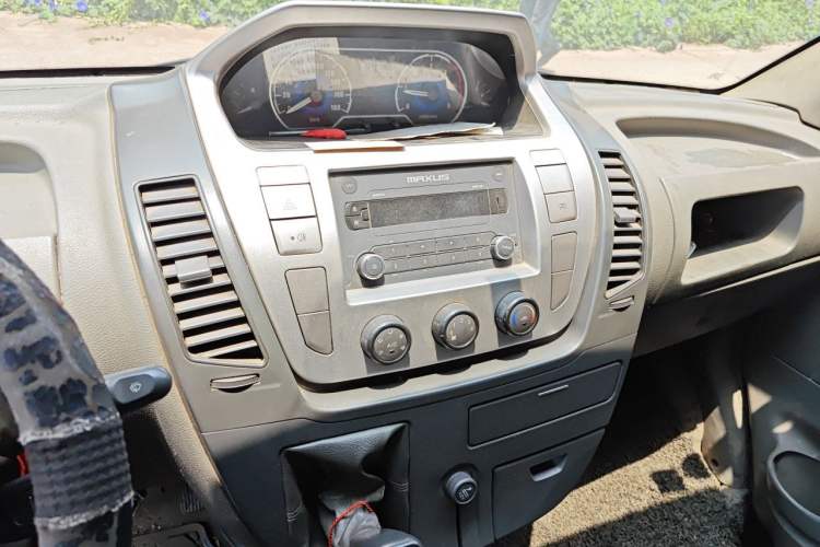Used SAIC MAXUS Xintu V80 2012 2.5T Mid-Roof Value-Added Logistics Version D Audio And AC Panel