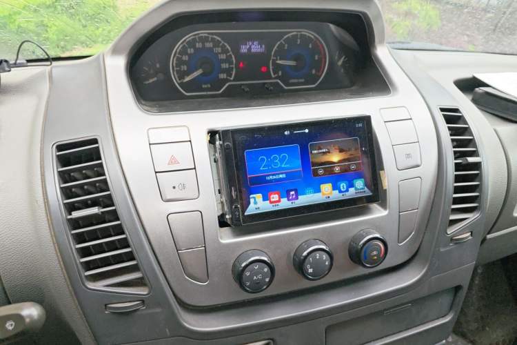 Used SAIC MAXUS Xintu V80 2012 2.5T Mid-Roof Value-Added Logistics Version D Audio And AC Panel