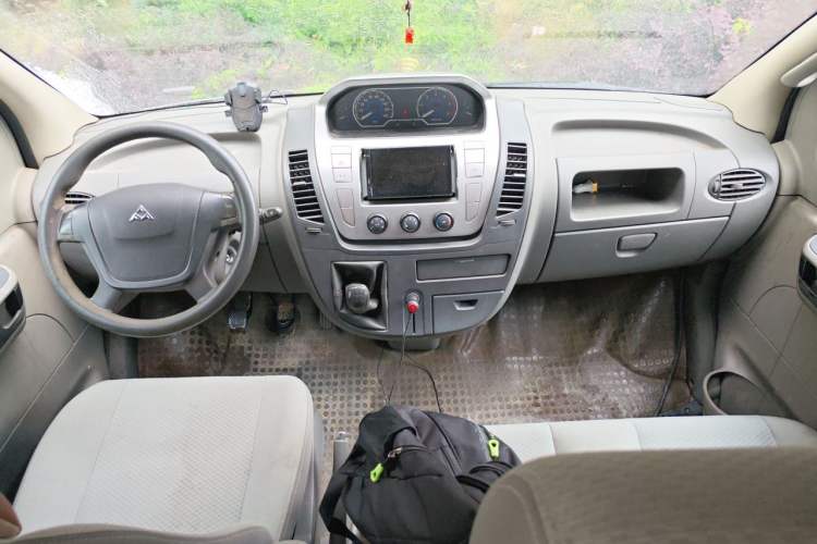 Used SAIC MAXUS Xintu V80 2012 2.5T Mid-Roof Value-Added Logistics Version D Center Console