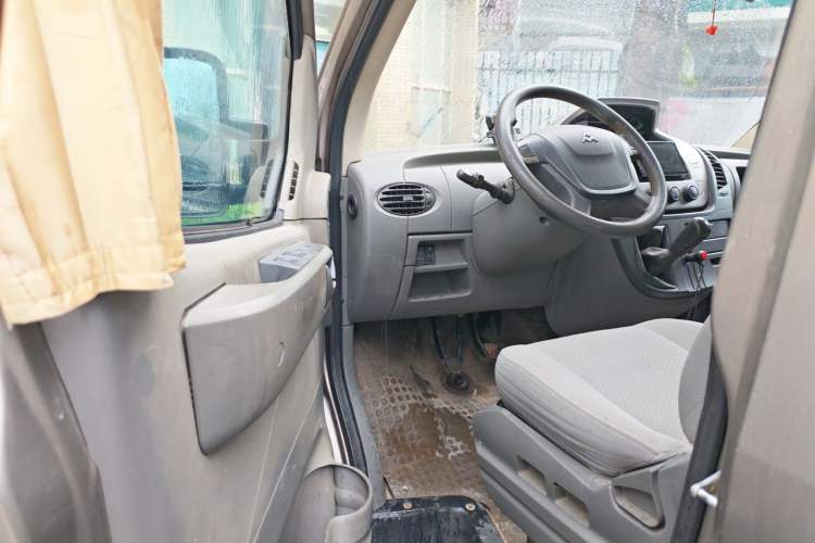 Used SAIC MAXUS Xintu V80 2012 2.5T Mid-Roof Value-Added Logistics Version D Driver Seat