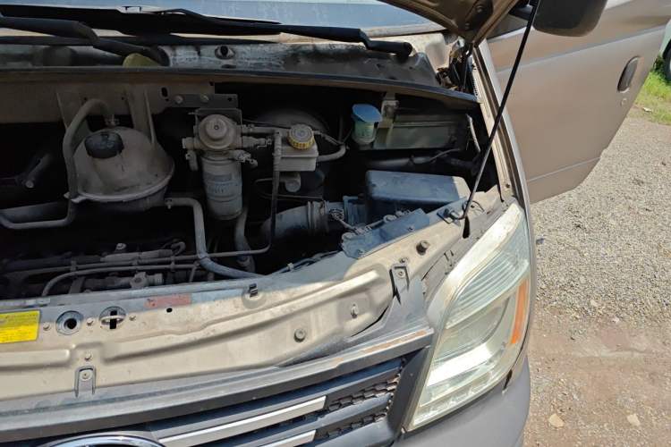 Used SAIC MAXUS Xintu V80 2012 2.5T Mid-Roof Value-Added Logistics Version D Engine Bay Left