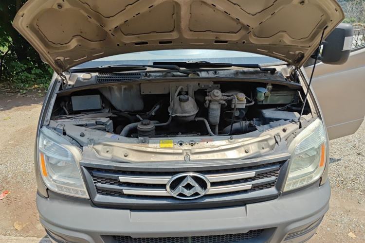 Used SAIC MAXUS Xintu V80 2012 2.5T Mid-Roof Value-Added Logistics Version D Engine Bay
