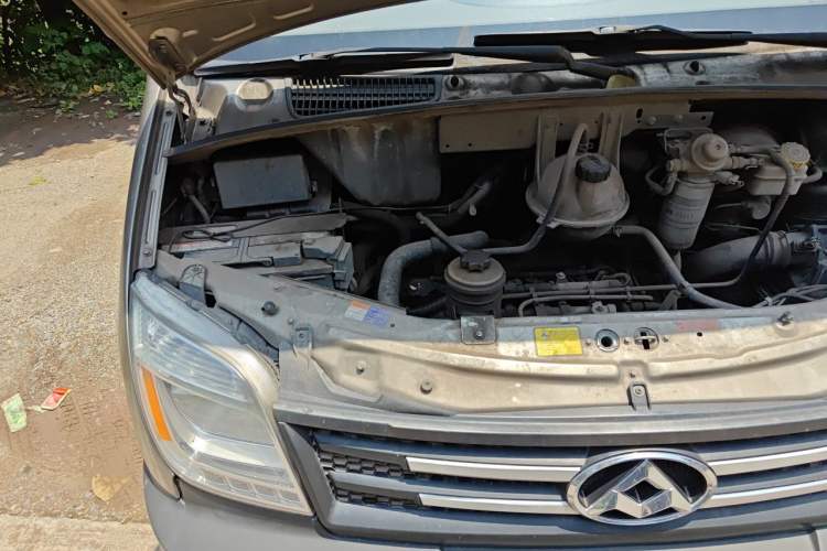 Used SAIC MAXUS Xintu V80 2012 2.5T Mid-Roof Value-Added Logistics Version D Engine Bay Right