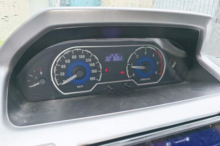 Used SAIC MAXUS Xintu V80 2012 2.5T Mid-Roof Value-Added Logistics Version D Instrument Cluster