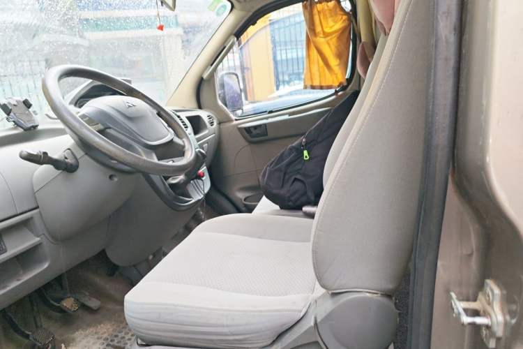 Used SAIC MAXUS Xintu V80 2012 2.5T Mid-Roof Value-Added Logistics Version D Left Front Seat