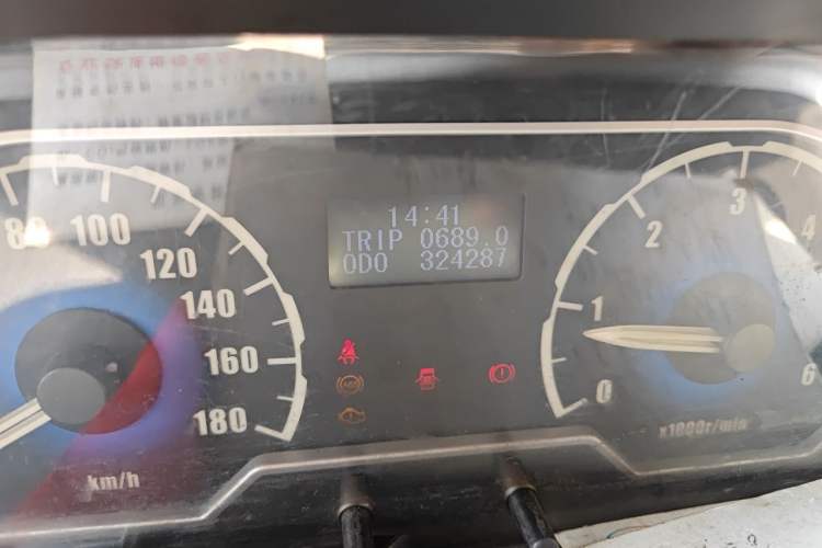 Used SAIC MAXUS Xintu V80 2012 2.5T Mid-Roof Value-Added Logistics Version D Odometer Close Up