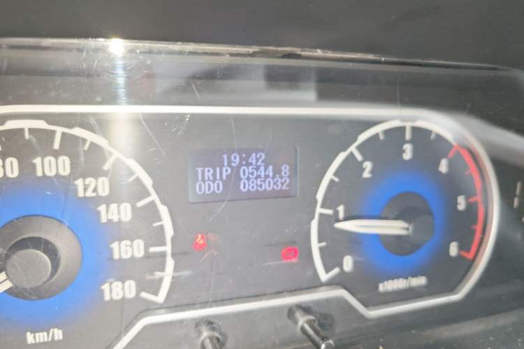 Used SAIC MAXUS Xintu V80 2012 2.5T Mid-Roof Value-Added Logistics Version D Odometer Close Up