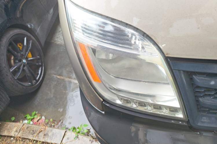 Used SAIC MAXUS Xintu V80 2012 2.5T Mid-Roof Value-Added Logistics Version D Right Front Headlight