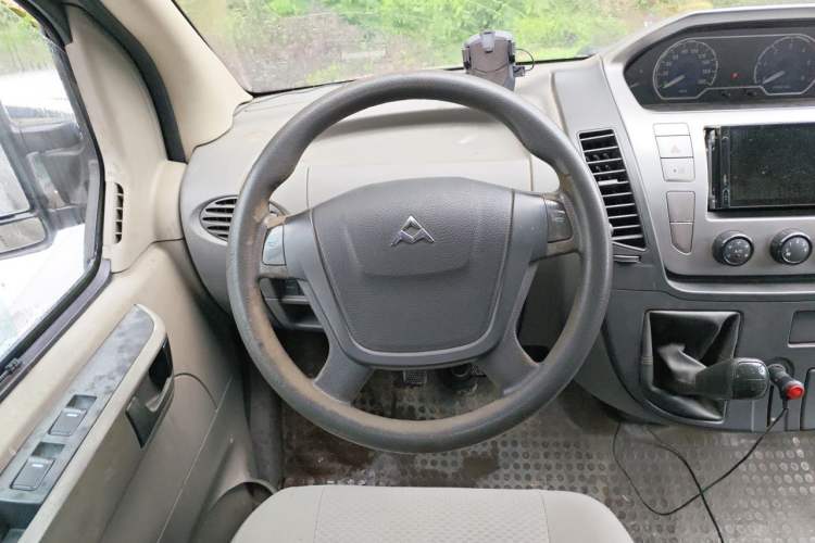 Used SAIC MAXUS Xintu V80 2012 2.5T Mid-Roof Value-Added Logistics Version D Steering Wheel