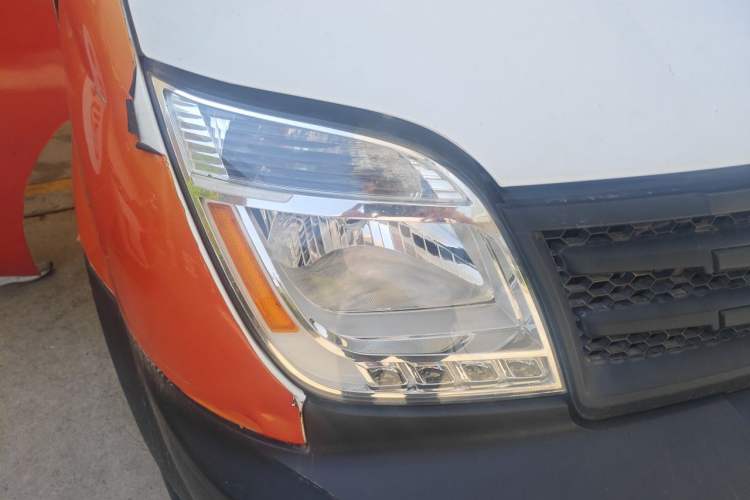Used SAIC MAXUS Xintu V80 2012 2.5T Mid-Roof Value-Added Logistics Version D Right Front Headlight