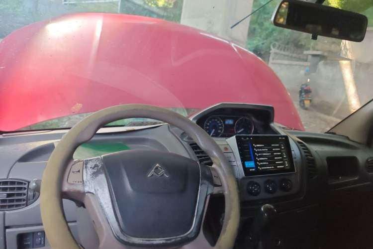 Used SAIC MAXUS Xintu V80 2012 2.5T Mid-Roof Value-Added Logistics Version B Center Console