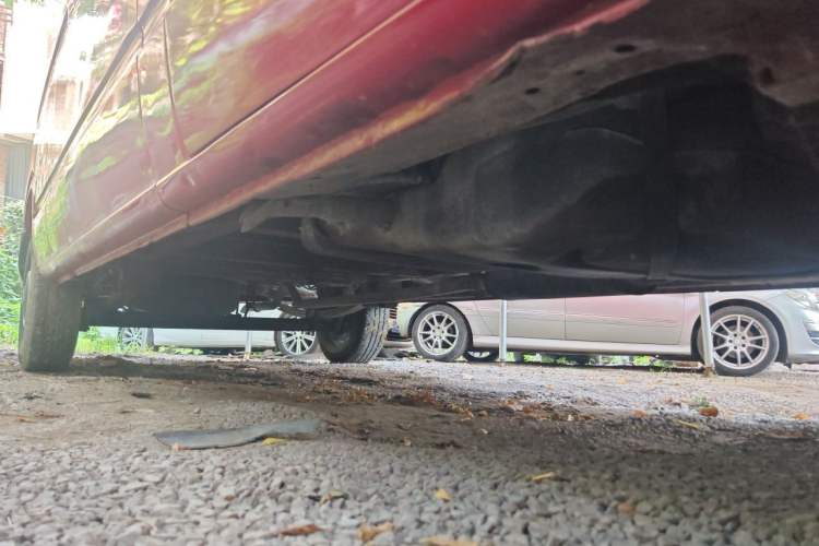 Used SAIC MAXUS Xintu V80 2012 2.5T Mid-Roof Value-Added Logistics Version B Chassis Front Right