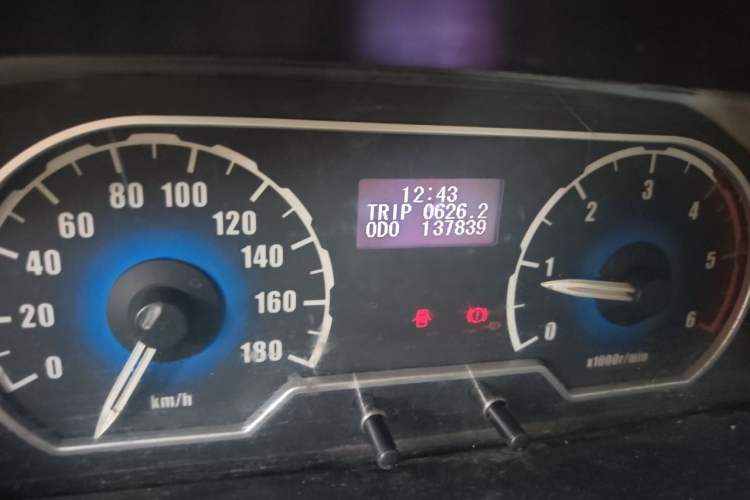 Used SAIC MAXUS Xintu V80 2012 2.5T Mid-Roof Value-Added Logistics Version B Odometer Close Up