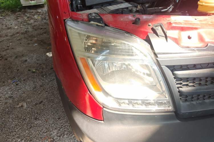 Used SAIC MAXUS Xintu V80 2012 2.5T Mid-Roof Value-Added Logistics Version B Right Front Headlight