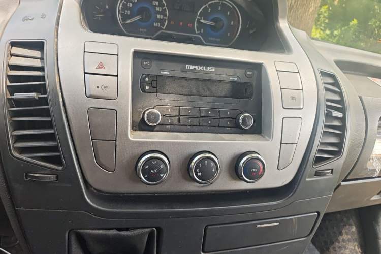 Used SAIC MAXUS Xintu V80 2012 2.5T Mid-Roof Value-Added Logistics Version D Audio And AC Panel