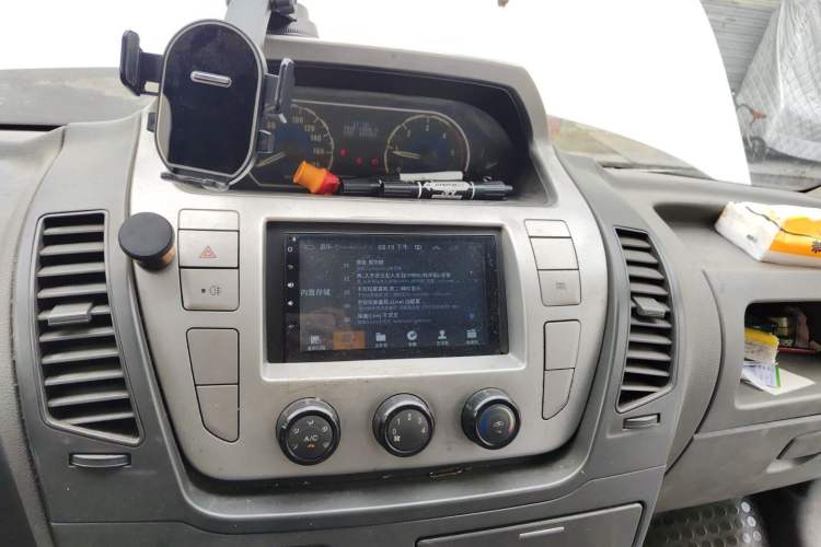 Used SAIC MAXUS Xintu V80 2012 2.5T Mid-Roof Value-Added Logistics Version D Audio And AC Panel