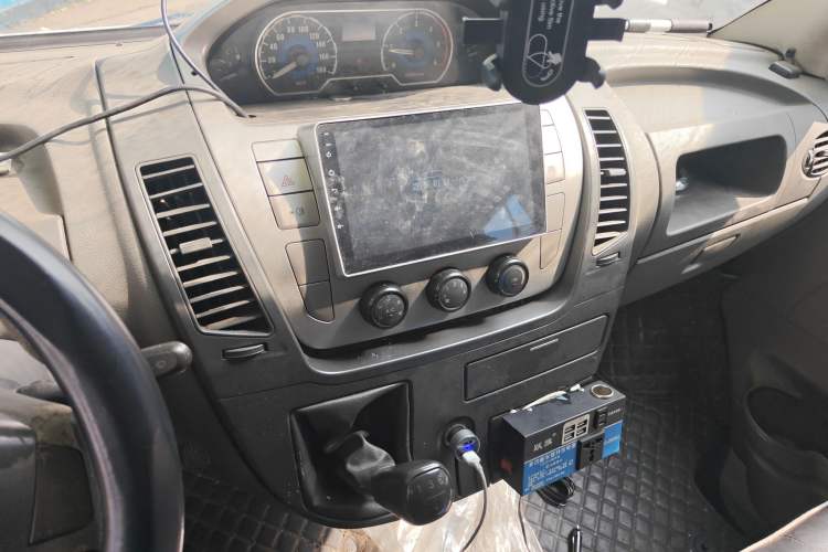 Used SAIC MAXUS Xintu V80 2012 2.5T Mid-Roof Value-Added Logistics Version C Audio And AC Panel