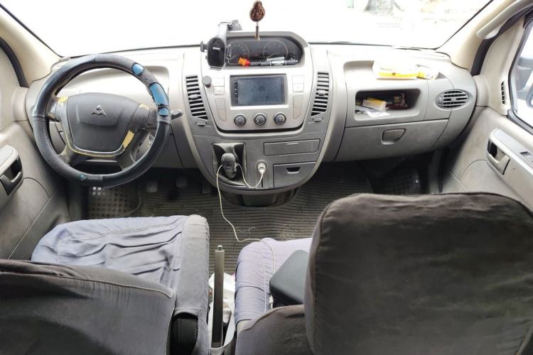 Used SAIC MAXUS Xintu V80 2012 2.5T Mid-Roof Value-Added Logistics Version D Center Console