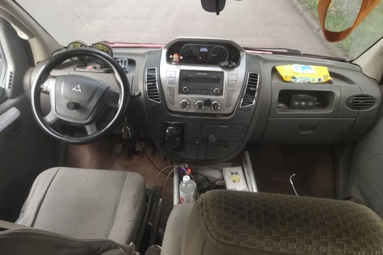 Used SAIC MAXUS Xintu V80 2012 2.5T Mid-Roof Value-Added Logistics Version B Center Console