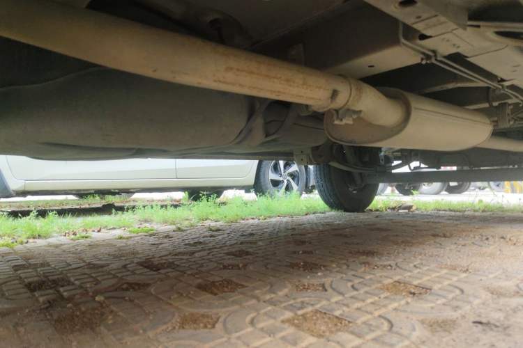 Used SAIC MAXUS Xintu V80 2012 2.5T High-Roof Value-Added Logistics Version B Chassis Front Left