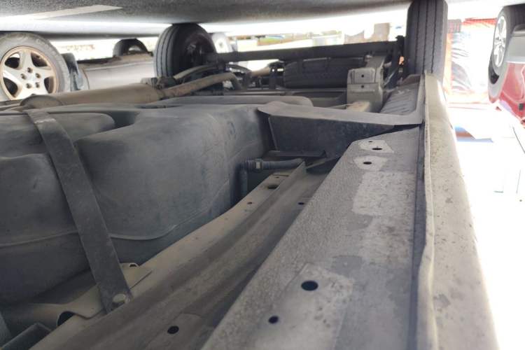 Used SAIC MAXUS Xintu V80 2012 2.5T Mid-Roof Value-Added Logistics Version D Chassis Rear Right