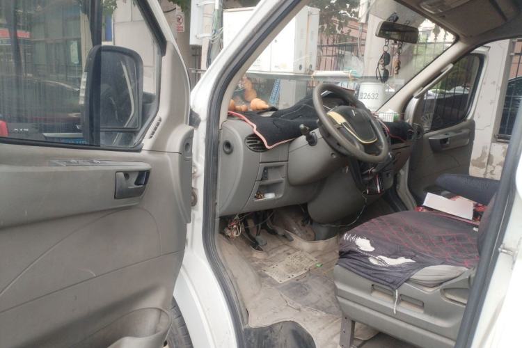 Used SAIC MAXUS Xintu V80 2012 2.5T Mid-Roof Value-Added Logistics Version D Driver Seat