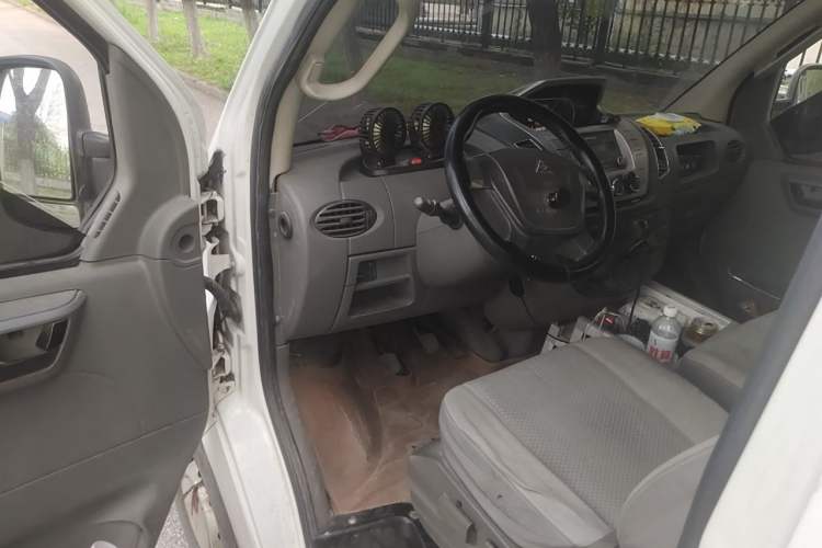 Used SAIC MAXUS Xintu V80 2012 2.5T Mid-Roof Value-Added Logistics Version B Driver Seat