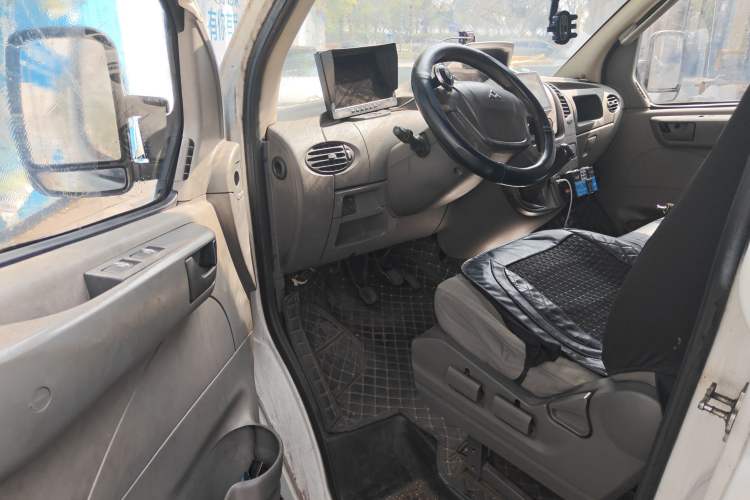 Used SAIC MAXUS Xintu V80 2012 2.5T Mid-Roof Value-Added Logistics Version C Driver Seat