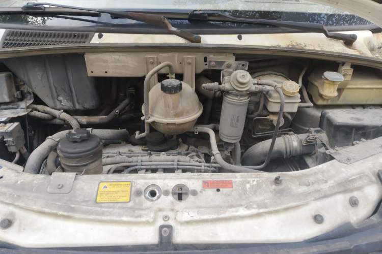 Used SAIC MAXUS Xintu V80 2012 2.5T High-Roof Value-Added Logistics Version B Engine Bay