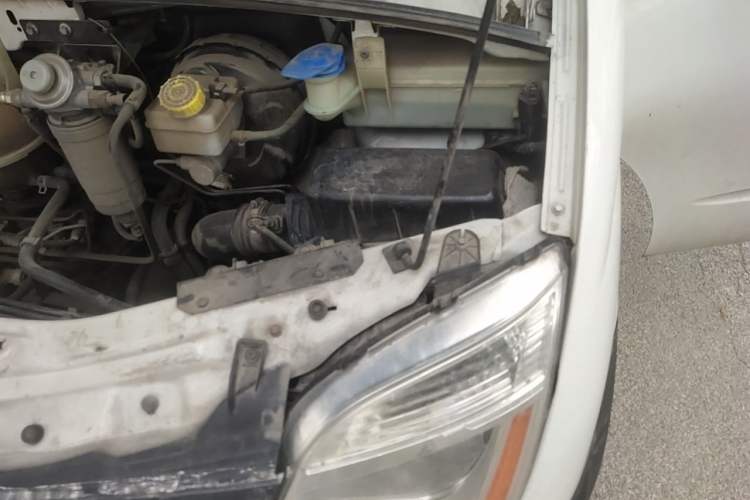 Used SAIC MAXUS Xintu V80 2012 2.5T Mid-Roof Value-Added Logistics Version B Engine Bay Left