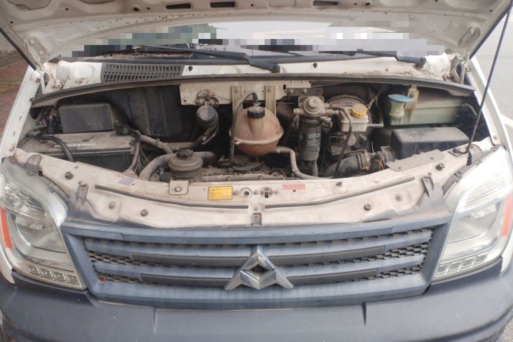 Used SAIC MAXUS Xintu V80 2012 2.5T Mid-Roof Value-Added Logistics Version D Engine Bay