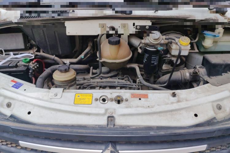 Used SAIC MAXUS Xintu V80 2012 2.5T Mid-Roof Value-Added Logistics Version C Engine Bay