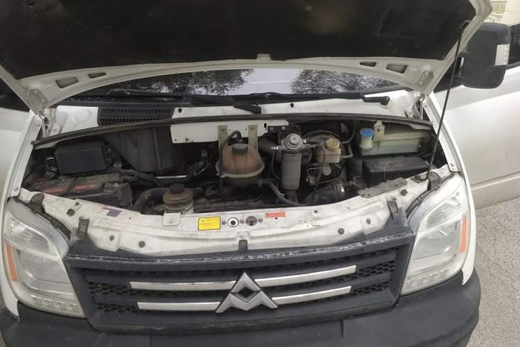 Used SAIC MAXUS Xintu V80 2012 2.5T Mid-Roof Value-Added Logistics Version B Engine Bay