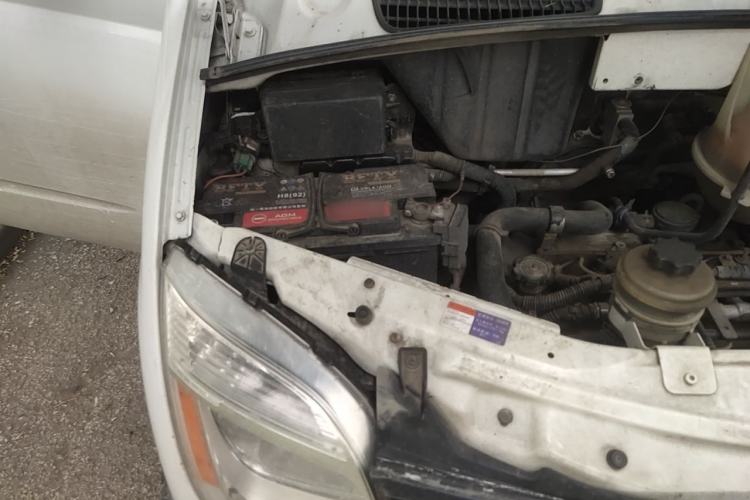 Used SAIC MAXUS Xintu V80 2012 2.5T Mid-Roof Value-Added Logistics Version B Engine Bay Right