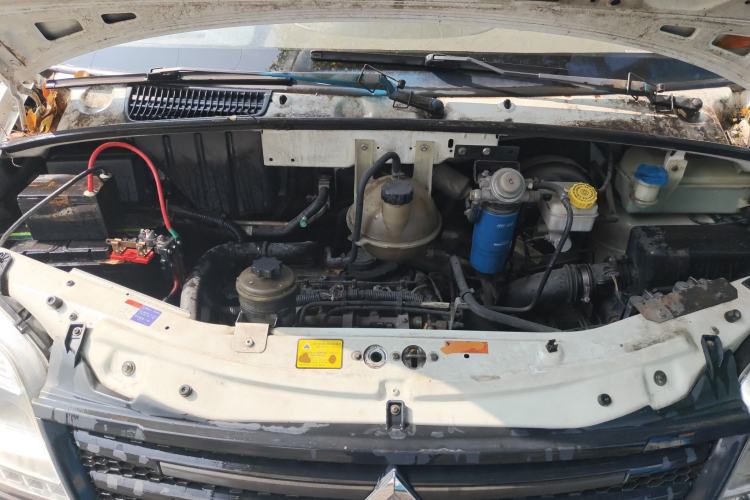 Used SAIC MAXUS Xintu V80 2012 2.5T Mid-Roof Value-Added Logistics Version C Engine Bay