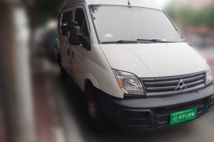 Used SAIC MAXUS Xintu V80 2012 2.5T Mid-Roof Value-Added Logistics Version D Front Right 45 Deg