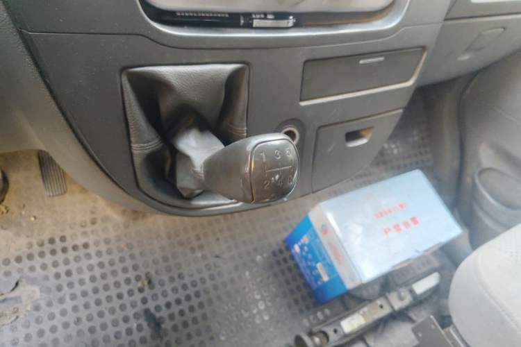 Used SAIC MAXUS Xintu V80 2012 2.5T High-Roof Value-Added Logistics Version B Gear Lever