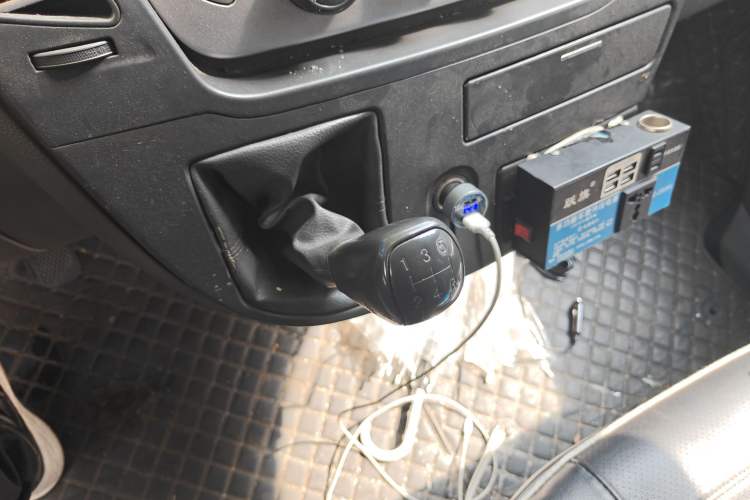 Used SAIC MAXUS Xintu V80 2012 2.5T Mid-Roof Value-Added Logistics Version C Gear Lever